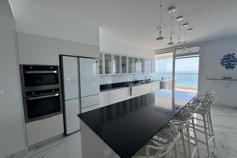 Appartement 220 m² face à la mer, terrasse de 70 m², vue 8