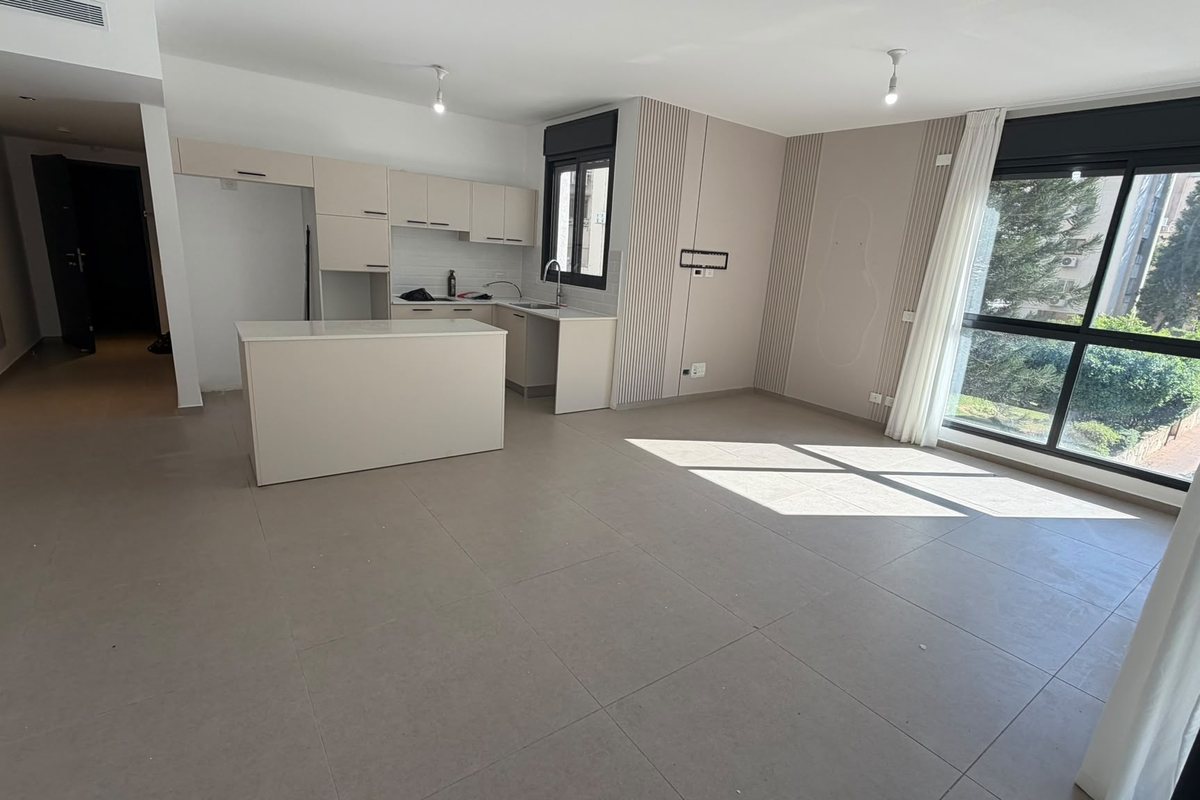 Cinq pièces neuf au premier étage, rue calme près du Kikar, Centre, près du Kikar, Netanya