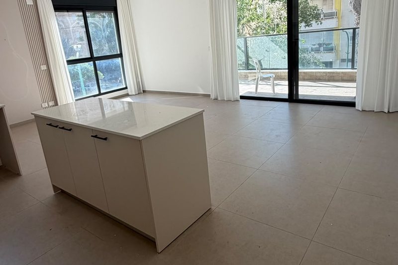 Cinq pièces neuf au premier étage, rue calme près du Kikar, vue 2