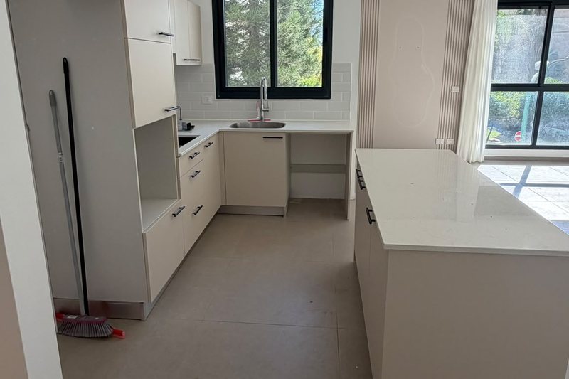 Cinq pièces neuf au premier étage, rue calme près du Kikar, vue 6