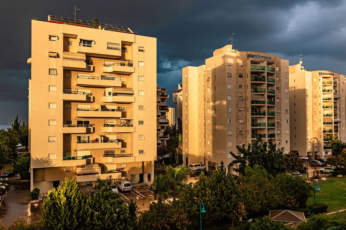 בנייני מגורים בישראל בשעת בין הערביים